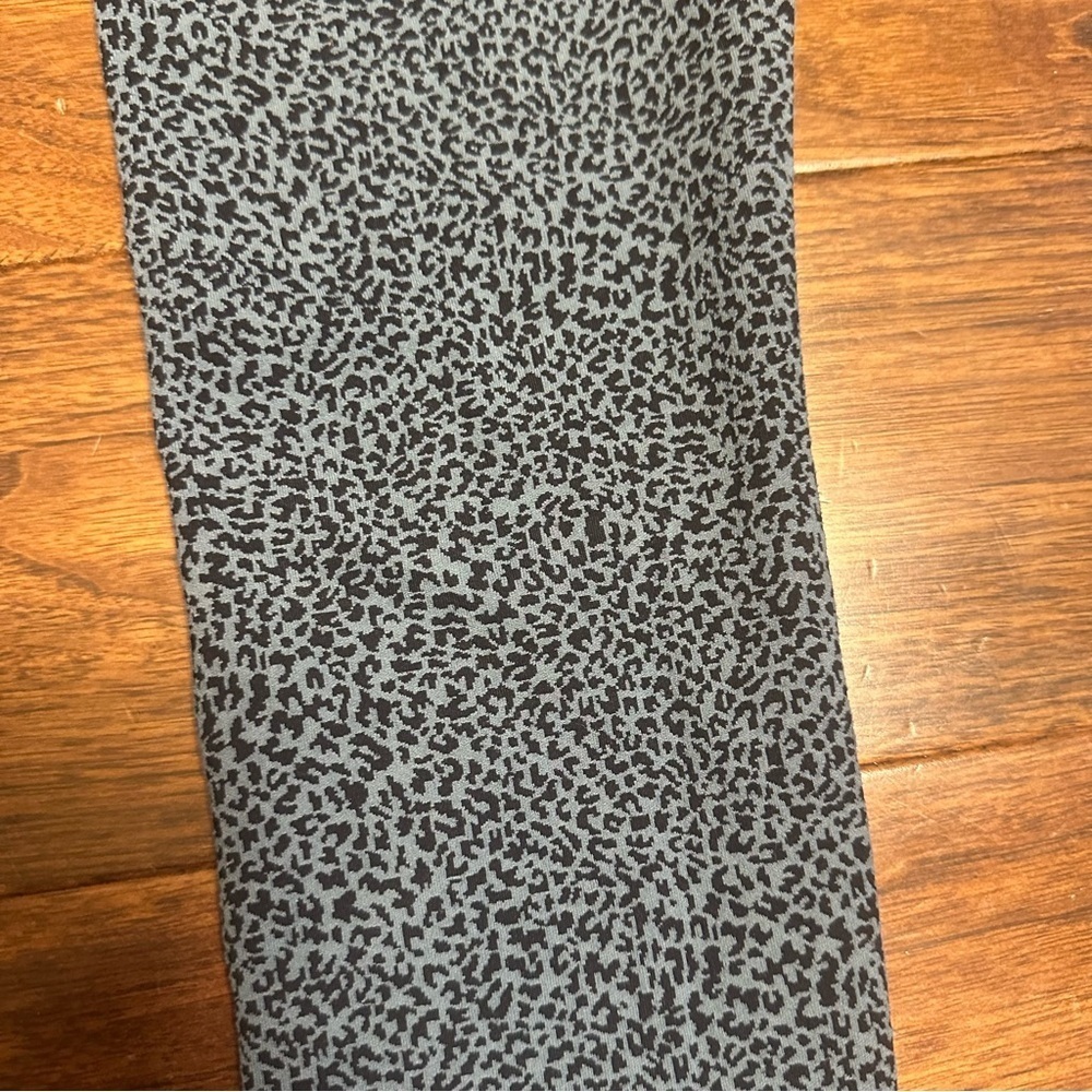 Athleta Salutation Stash II High Rise Blue Black Leopard Print 7/8 Leggings XS - Picture 6 of 12